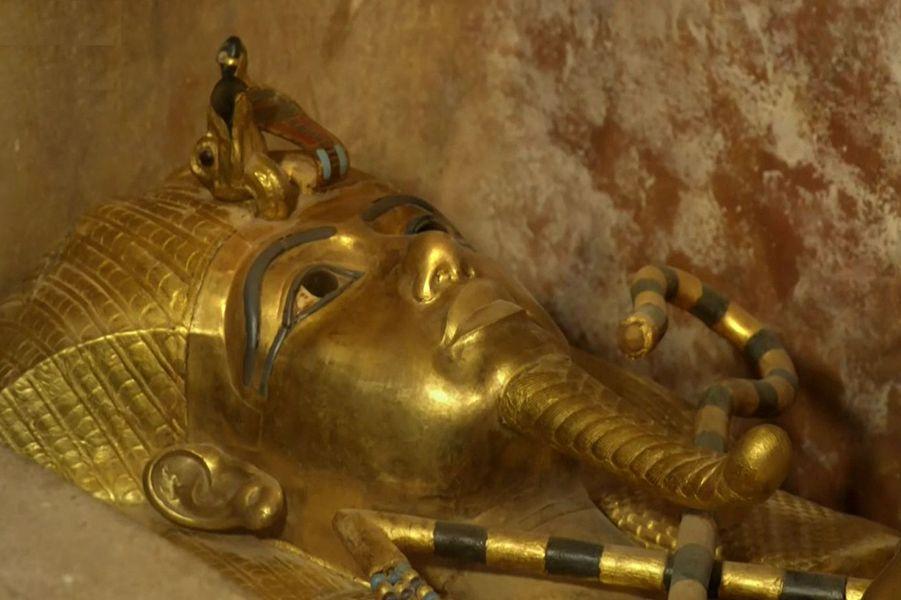 tutanchamonova-zlata-maska-05