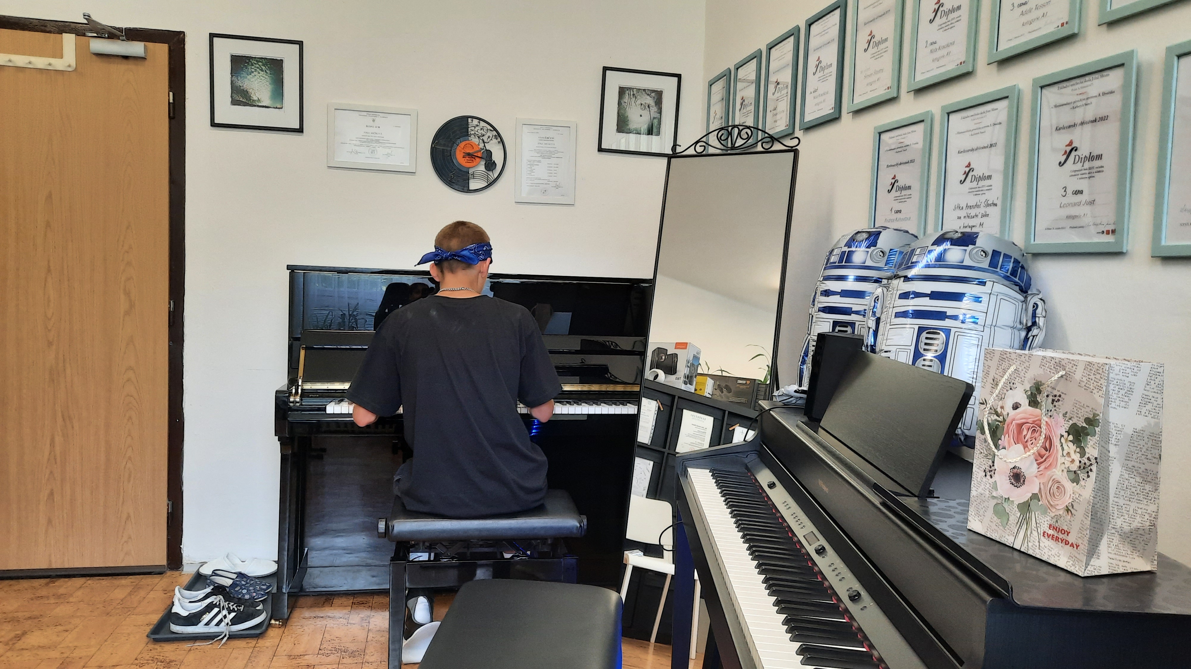 Tom v učebně zezadu