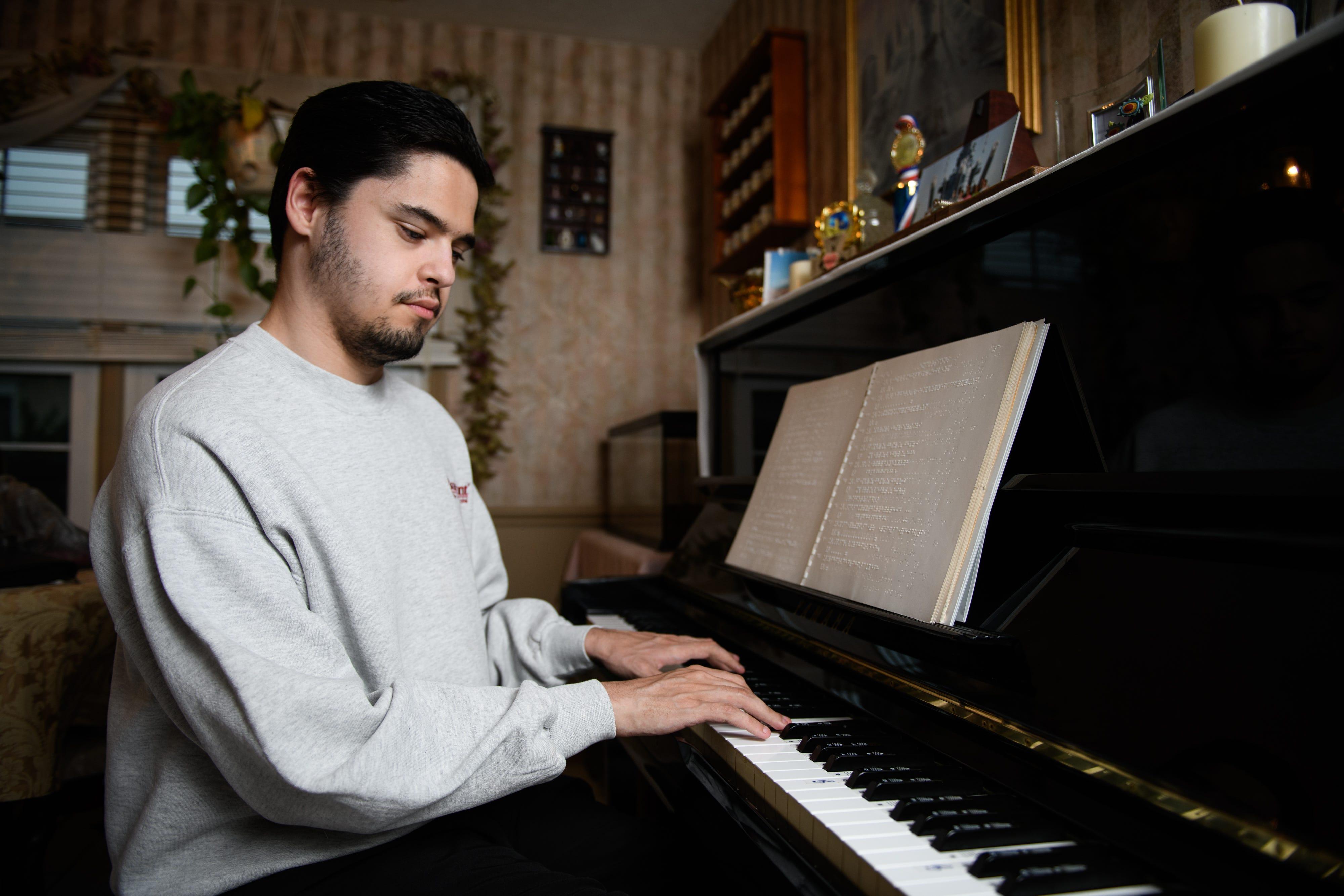 5ab27533-9d90-4726-bc13-144828ba56fd-ncfay-111220-news-pianist 01