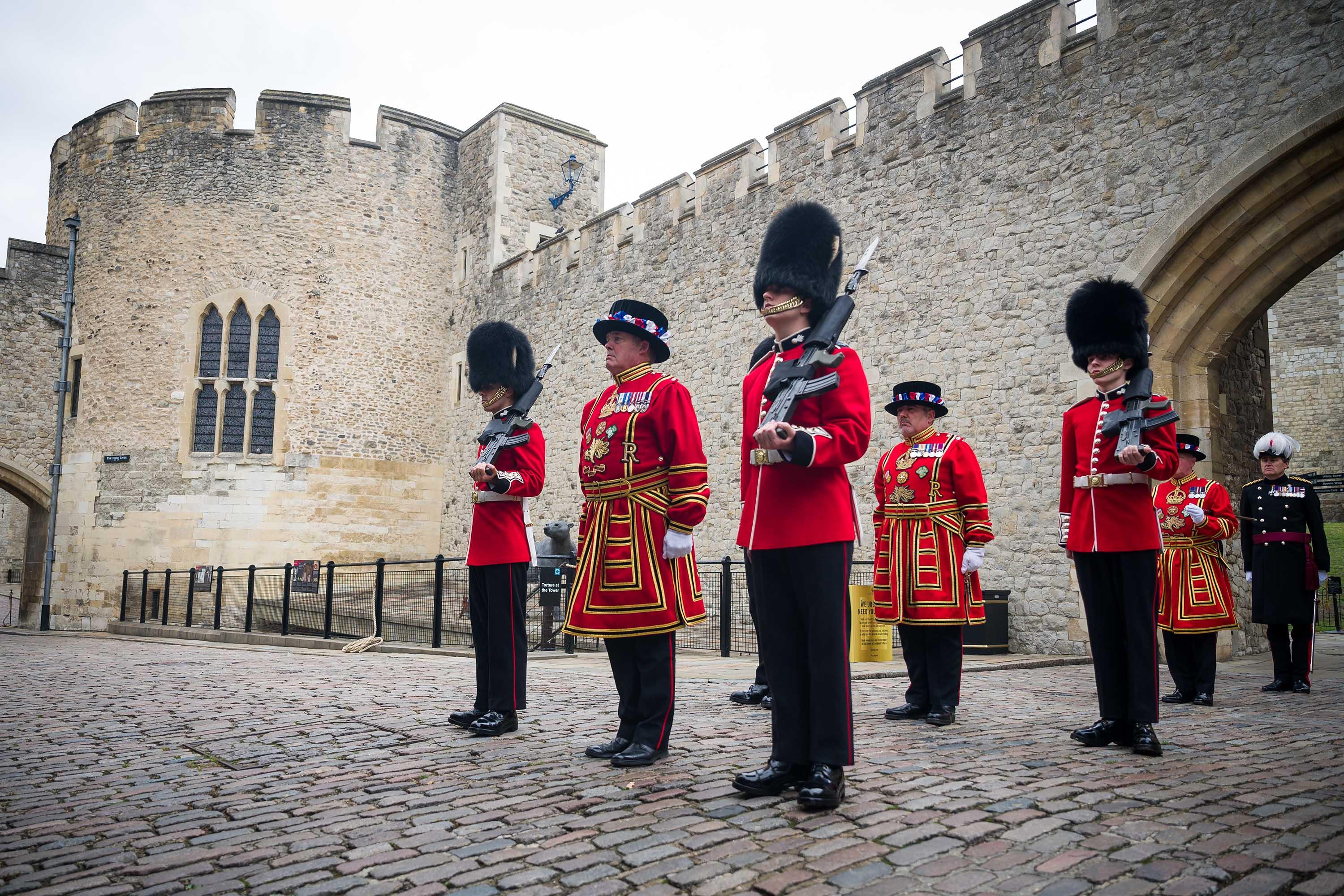 200720131024-02-tower-of-london-yeoman-0710