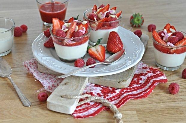 1130753 panna-cotta-s-jahodovo-malinovym-prelivem-3 image 620