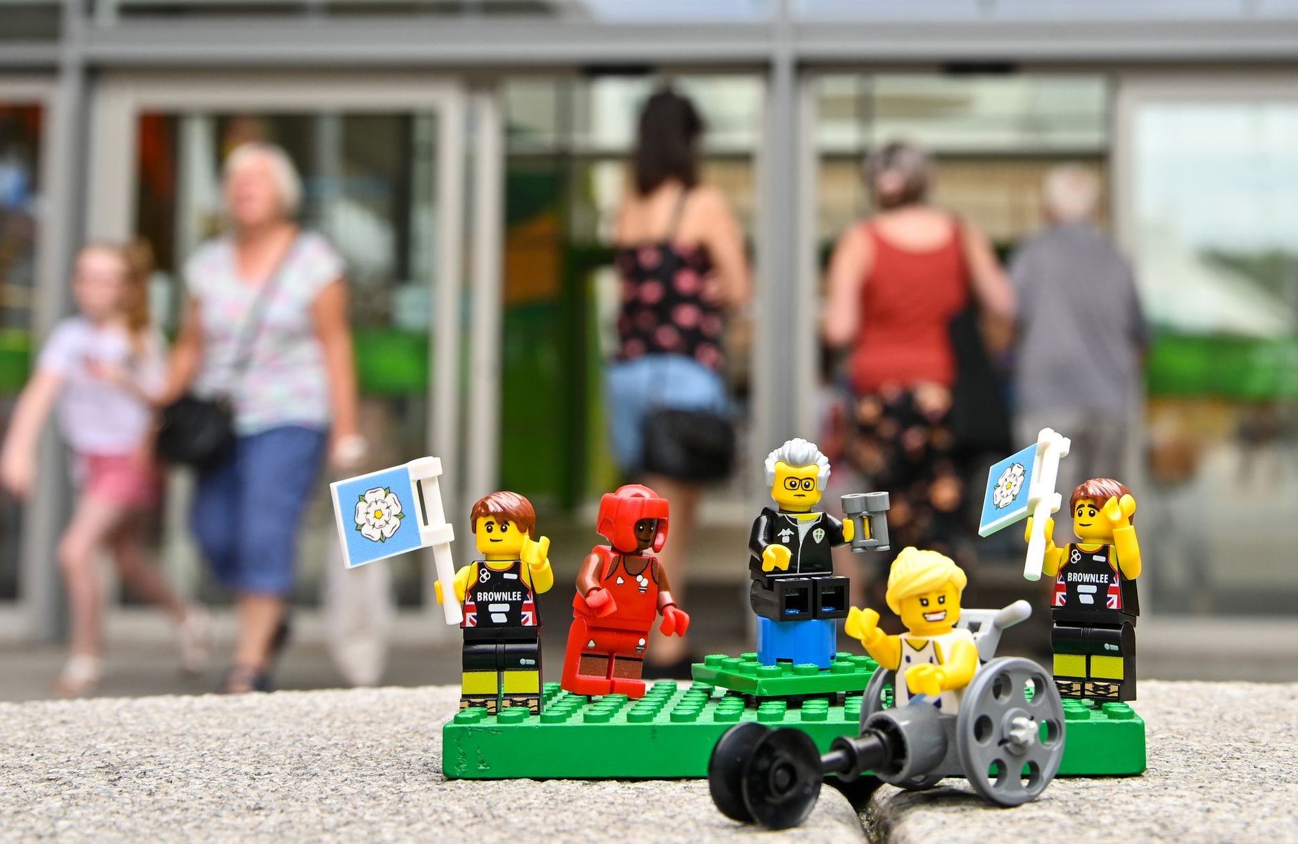 0 Marcelo-Bielsa-Brownlee-Brothers-Hannah-Cockroft-Nicola-Adams-Mini-Figures-outside-White-Rose-Shopping-Centre-Leeds