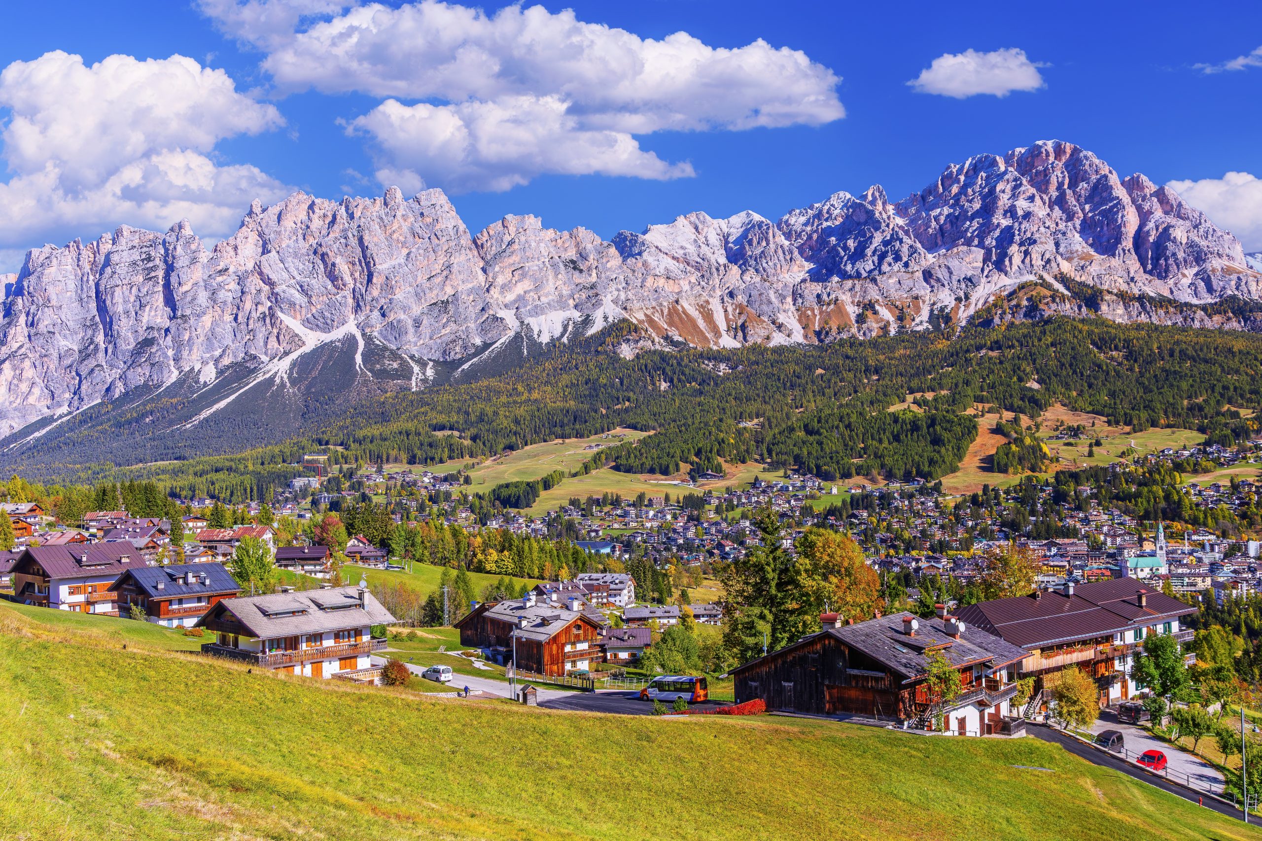 italie-alpy-cortina-vesnice-hory-shutterstock 2703487355-scaled