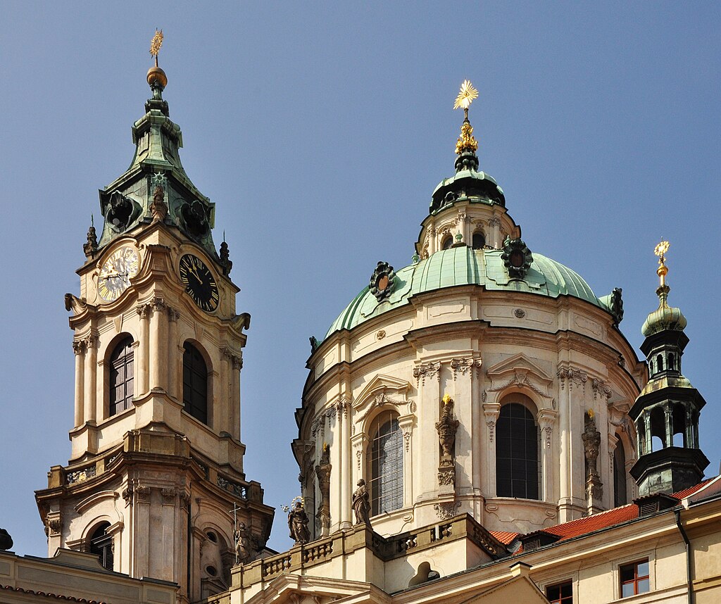 Věž a kupole kostela sv. Mikuláše na Malé Straně v Praze