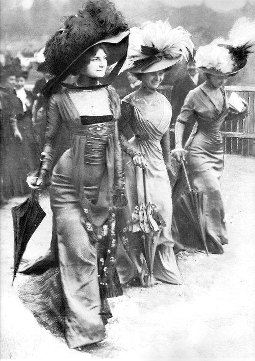 Ladies at Longchamp 1908