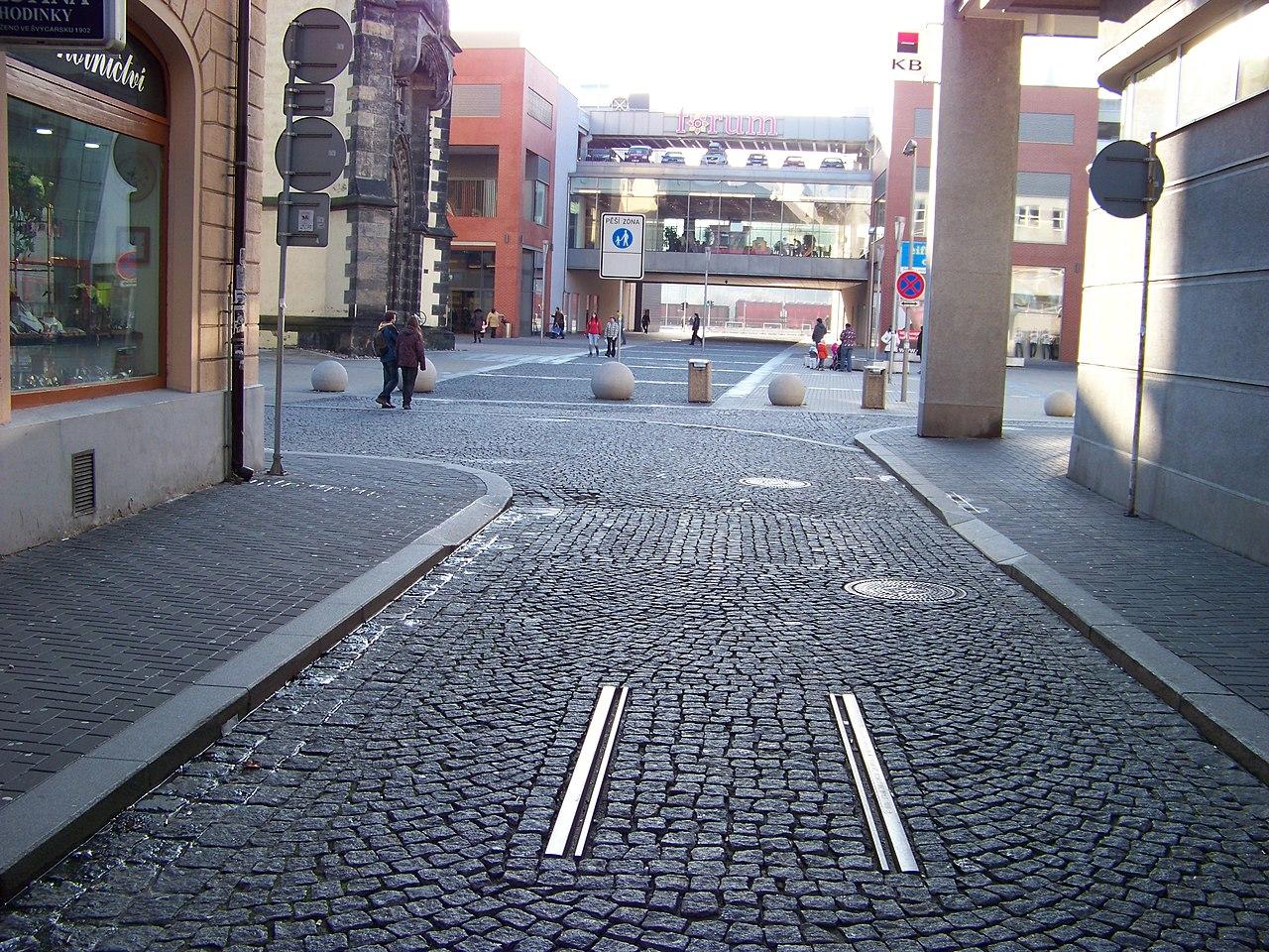 1280px-%C3%9Ast%C3%AD nad Labem%2C B%C3%ADlinsk%C3%A1%2C pam%C4%9Btn%C3%AD kolej