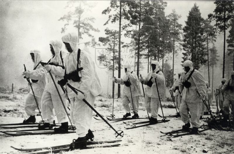 Sov%C4%9Bt%C5%A1t%C3%AD-voj%C3%A1ci-na-ly%C5%BE%C3%ADch-a-se-samopaly-PPD-b%C4%9Bhem-Zimn%C3%AD-v%C3%A1lky