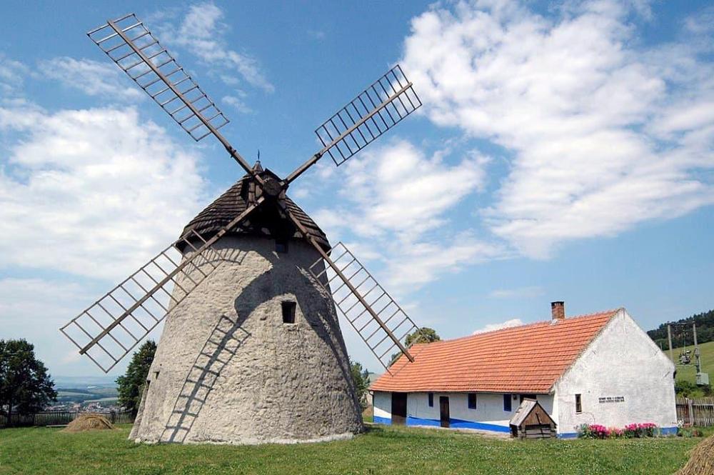 1024px-Kuzelovsky mlyn