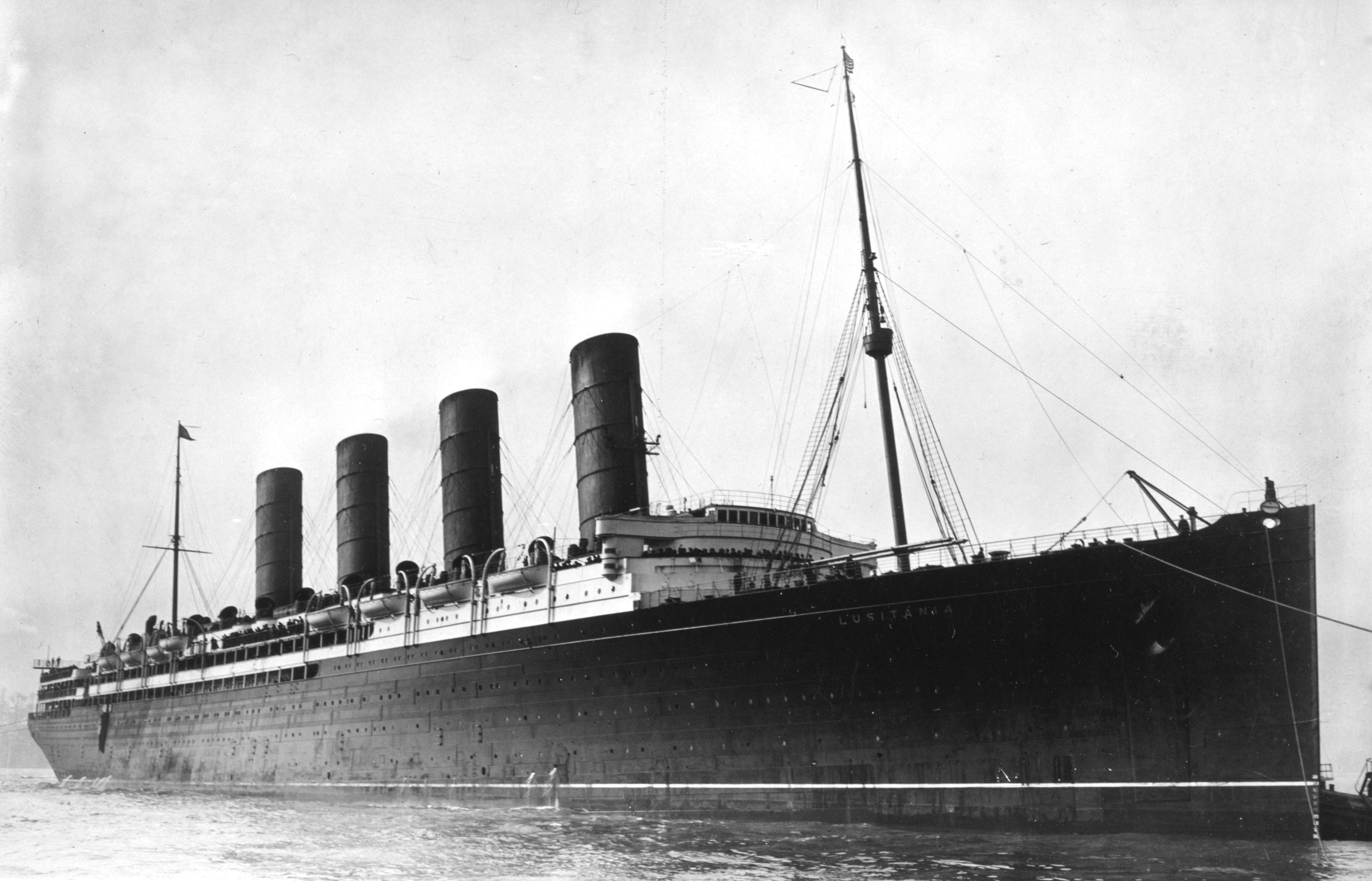 RMS Lusitania coming into port%2C possibly in New York%2C 1907-13-crop