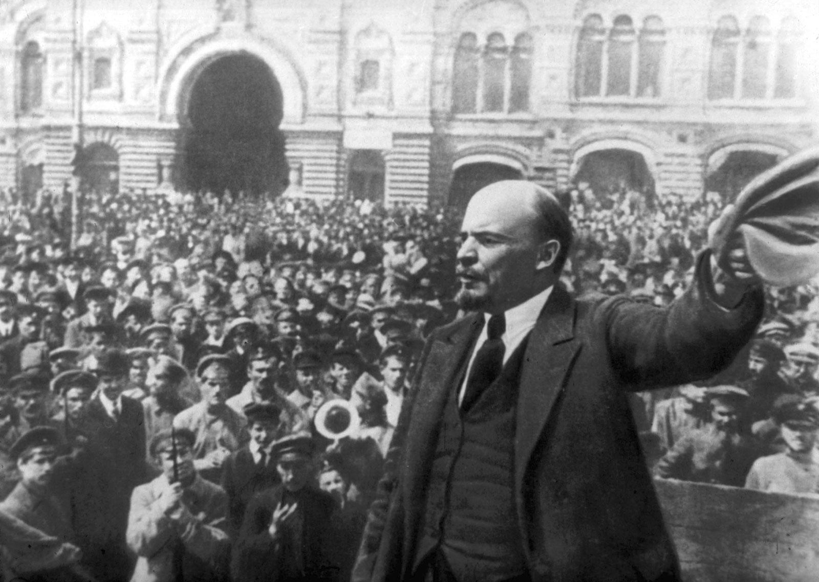 crowd-Vladimir-Ilyich-Lenin-Russian-Revolution-1917