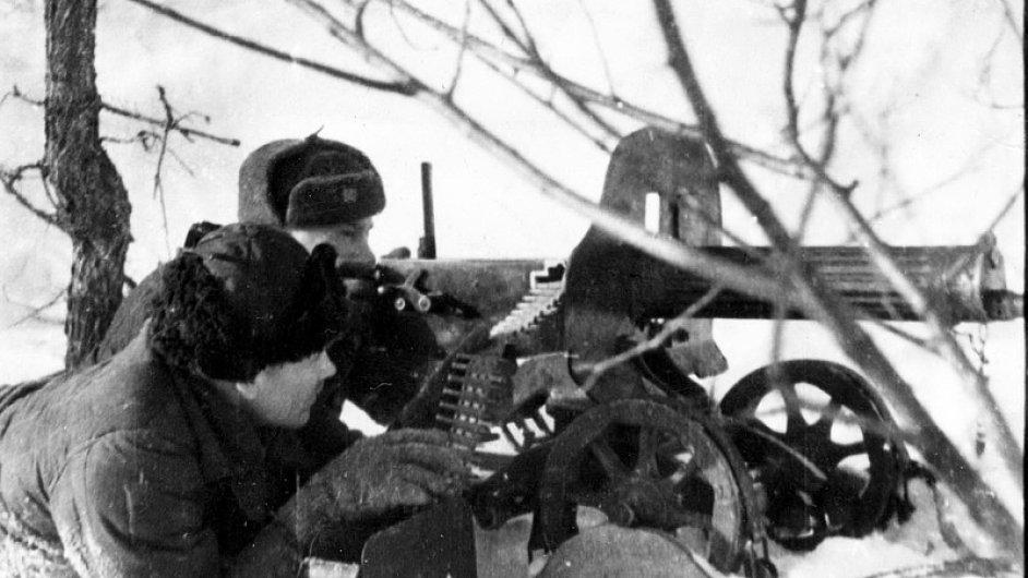 09 - V cvik se nezastavil ani v krut ch rusk ch mrazech. Na sn mku obsluha t k ho kulometu Maxim