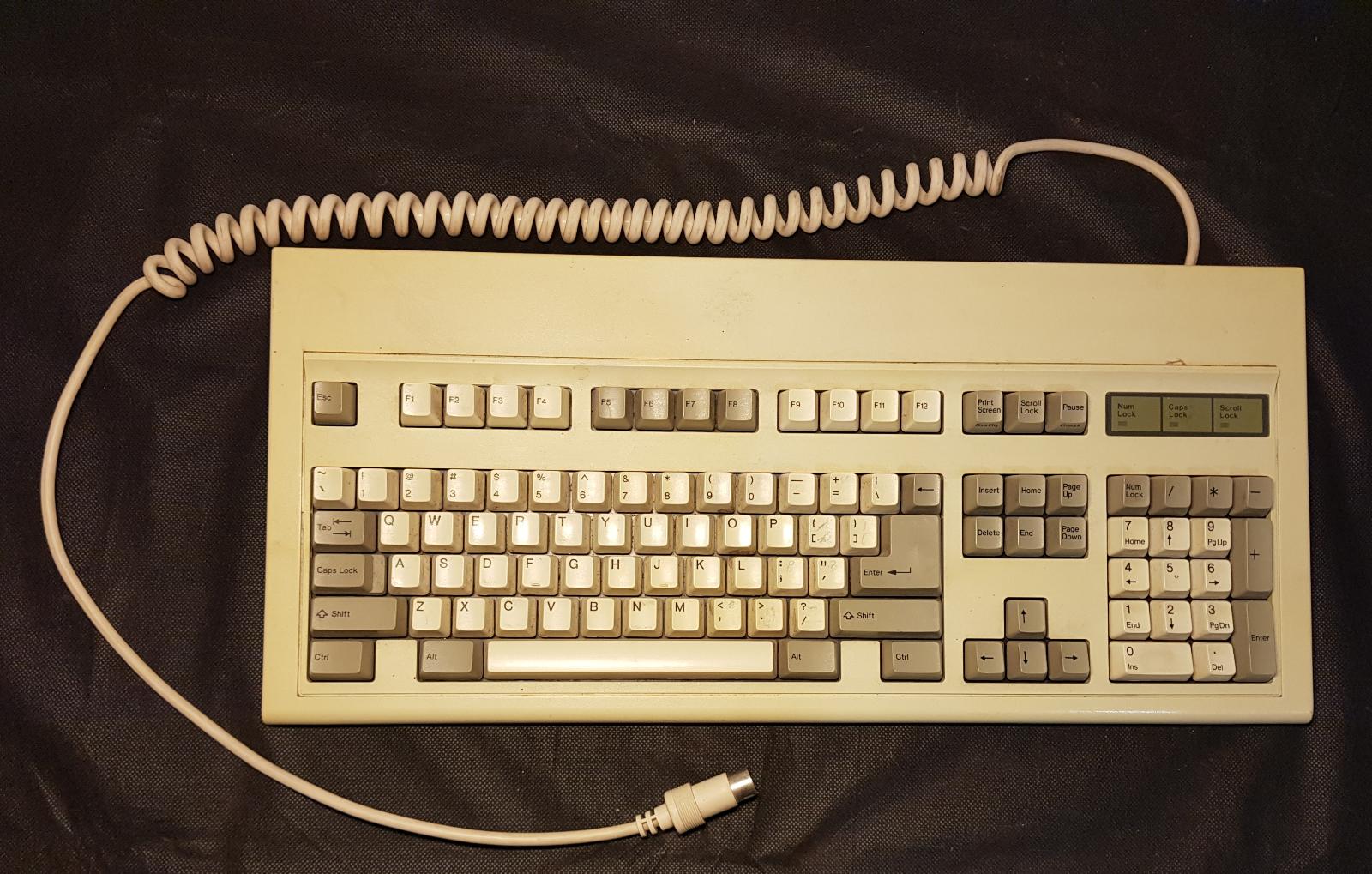 stara-mechanicka-klavesnice-datacomp-elektronics-din-149903584