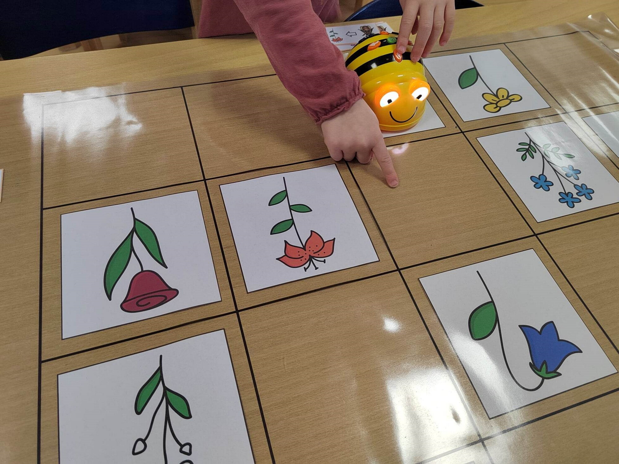 vcely-pdf-soubor-bee-bot-programovani-demonstracni-obrazky-materska-zakladni-skola-skolka-predskolaci-prostorova-orientace-sber-pylu