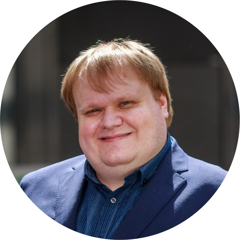 Pavel v obleku kruhová v2