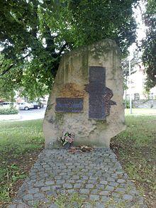 220px-Ob%C4%9Btem tramvajov%C3%A9ho ne%C5%A1t%C4%9Bst%C3%AD 13-7-1947 %28M%C4%9Bsto %C3%9Ast%C3%AD nad Labem 2007%29 A